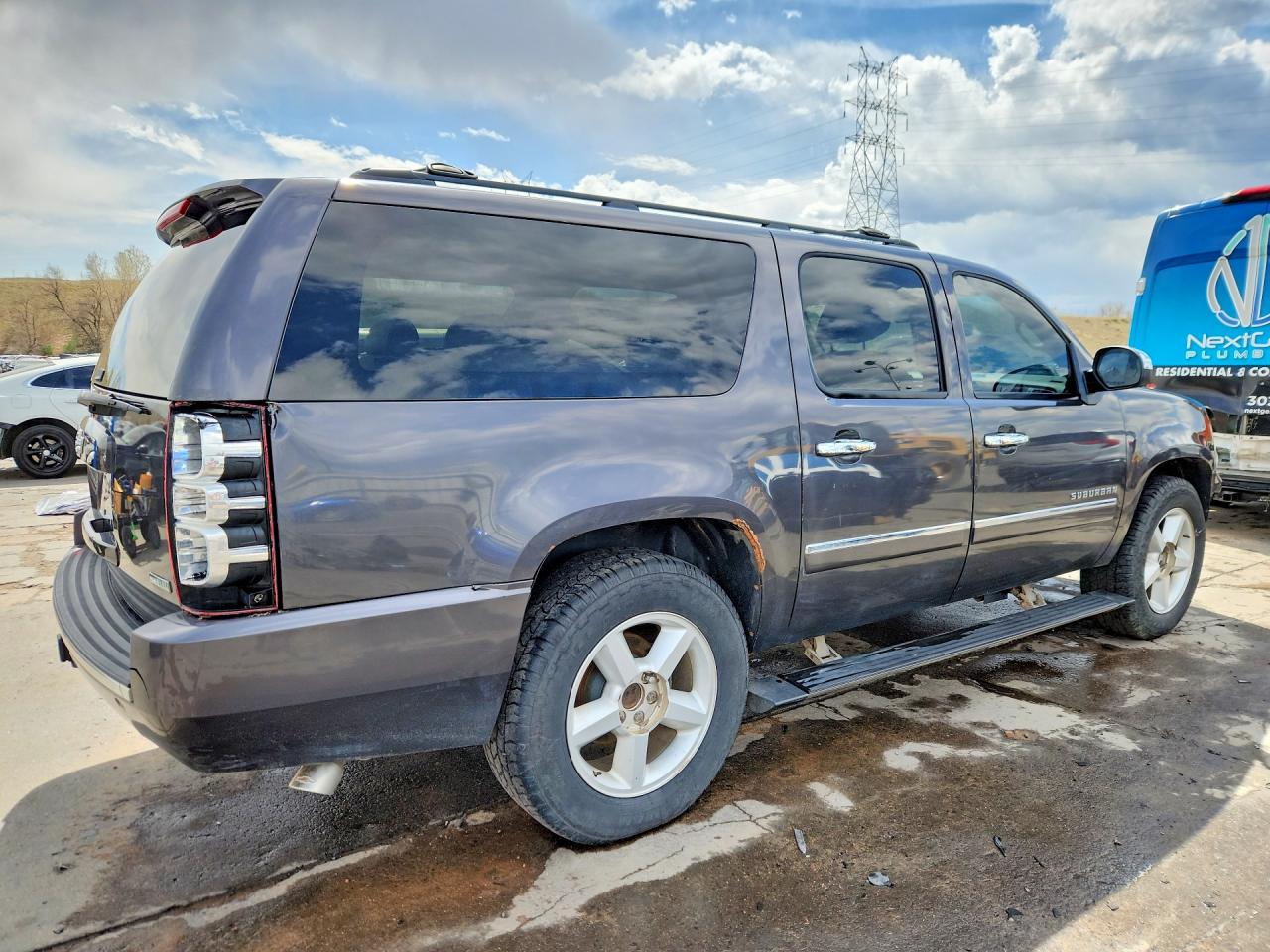 CHEVROLET SUBURBAN 2010 — 4