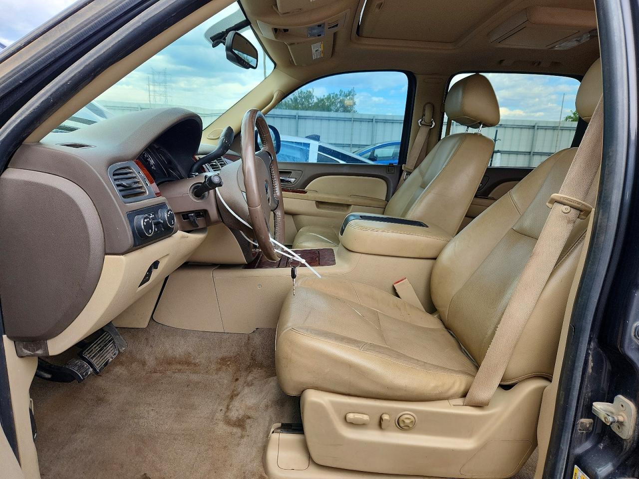 CHEVROLET SUBURBAN 2010 — 8
