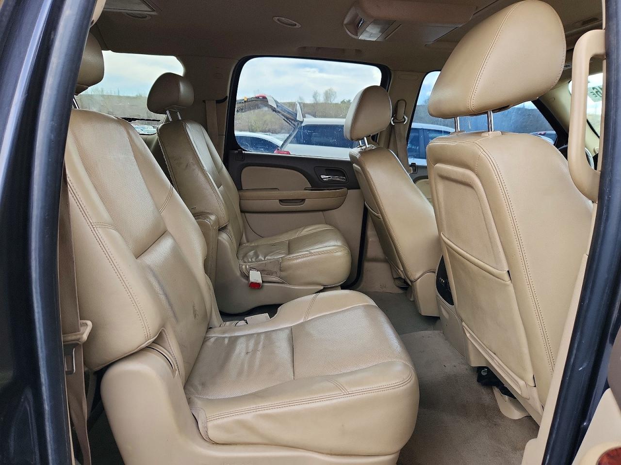 CHEVROLET SUBURBAN 2010 — 12