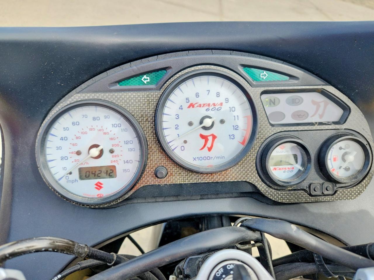 SUZUKI GSX600 2003 — 8