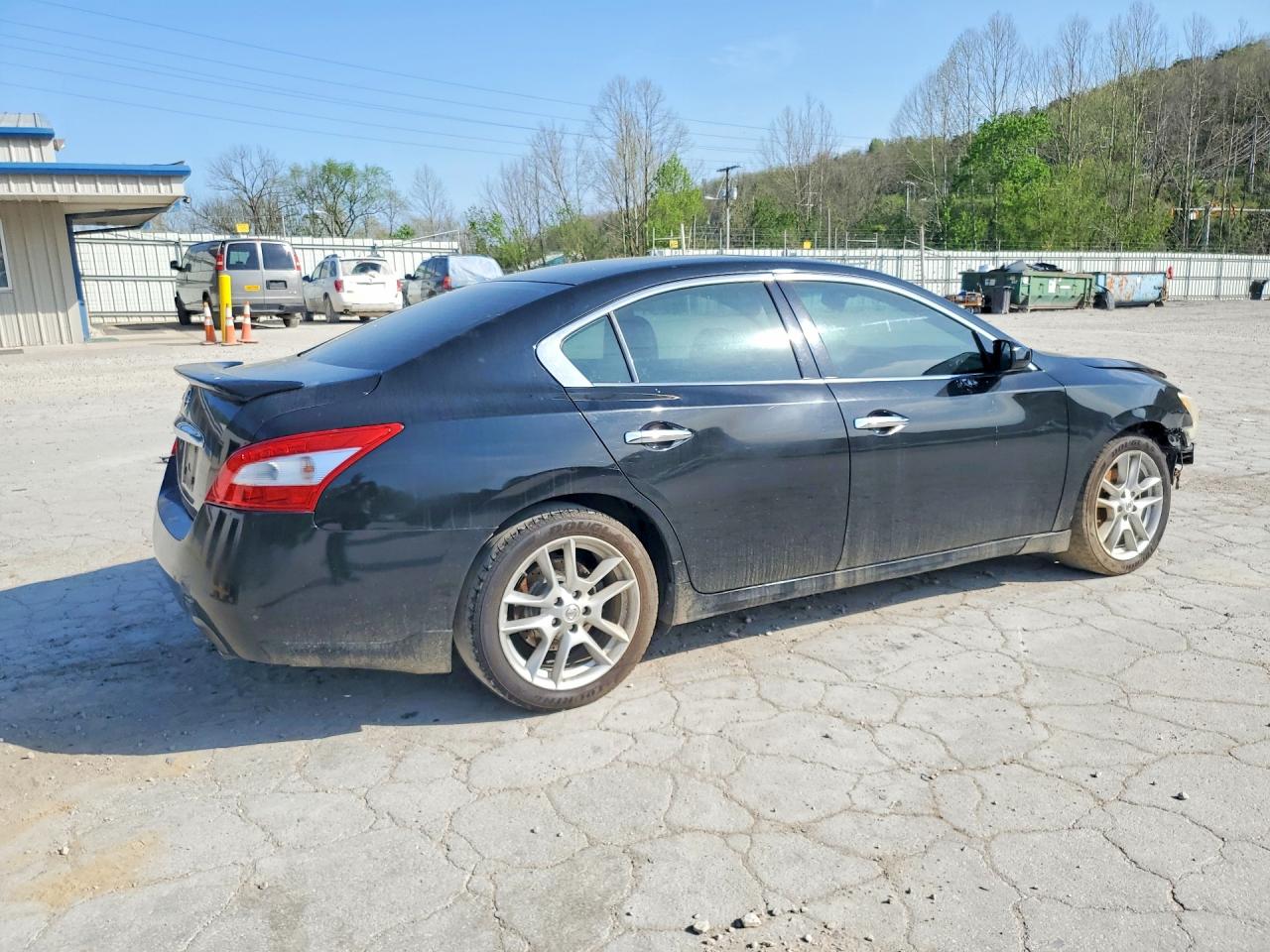 NISSAN MAXIMA 2011 — 4