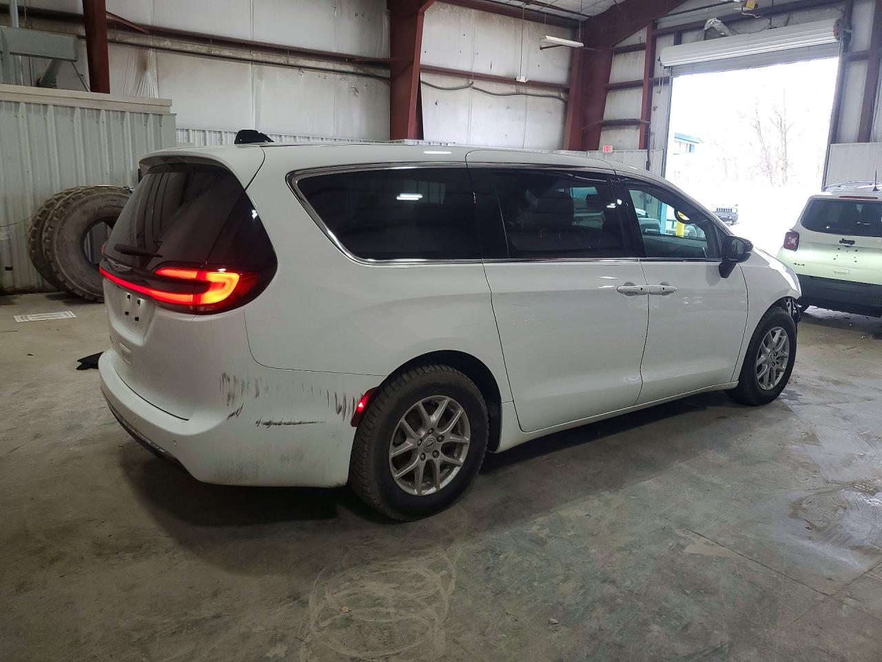 CHRYSLER PACIFICA 2025 — 4