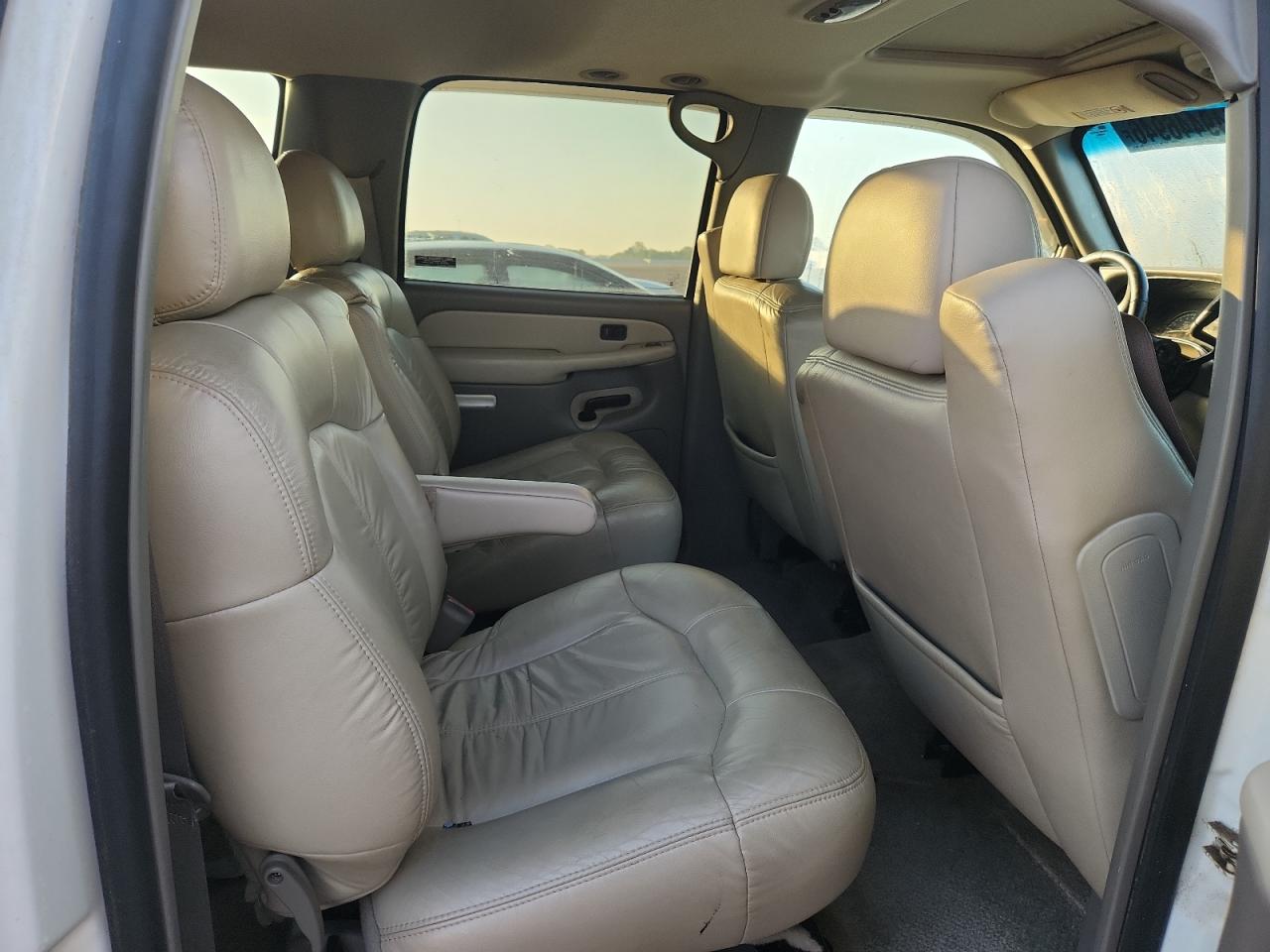 CHEVROLET SUBURBAN 2001 — 12