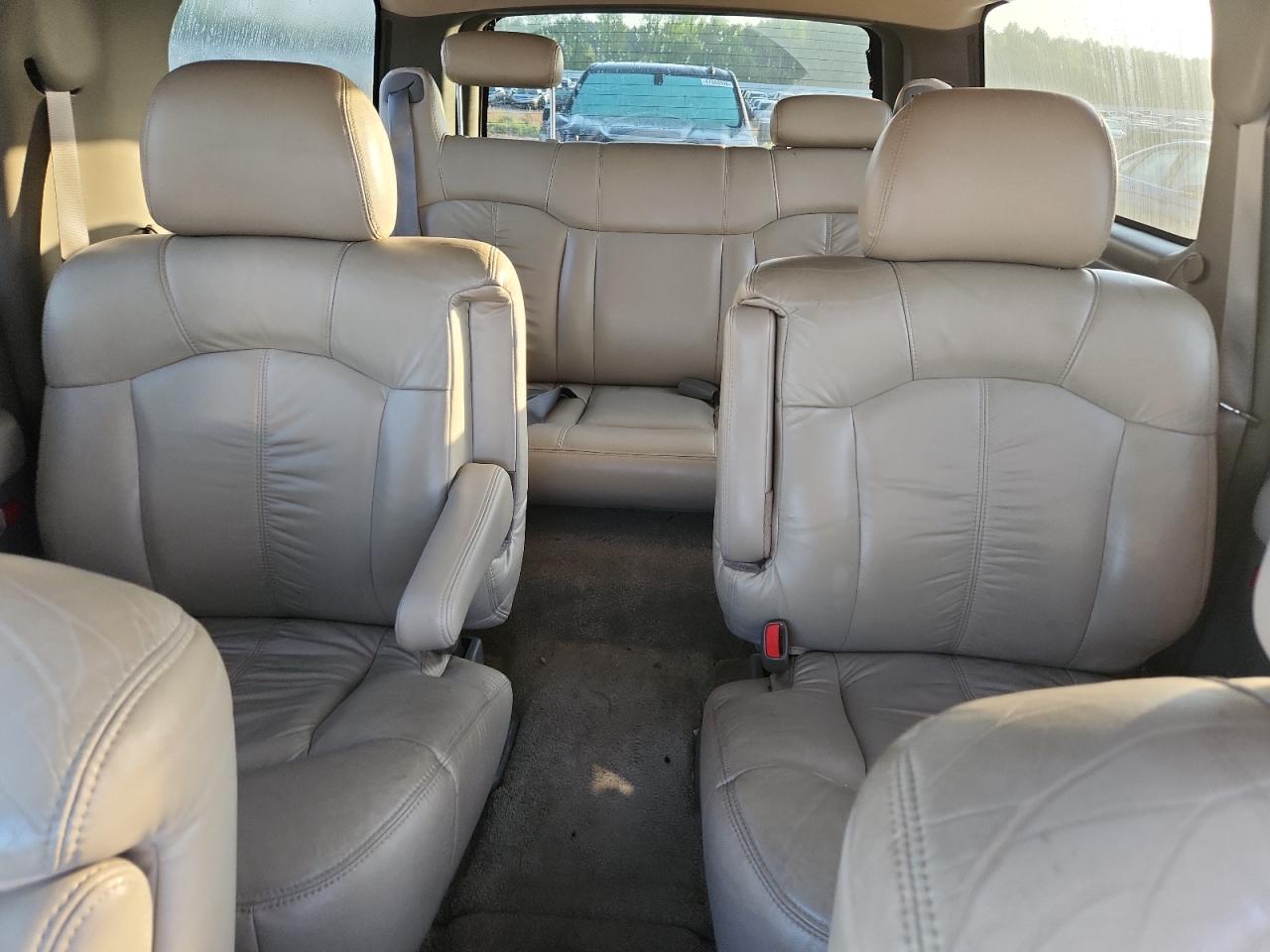 CHEVROLET SUBURBAN 2001 — 11