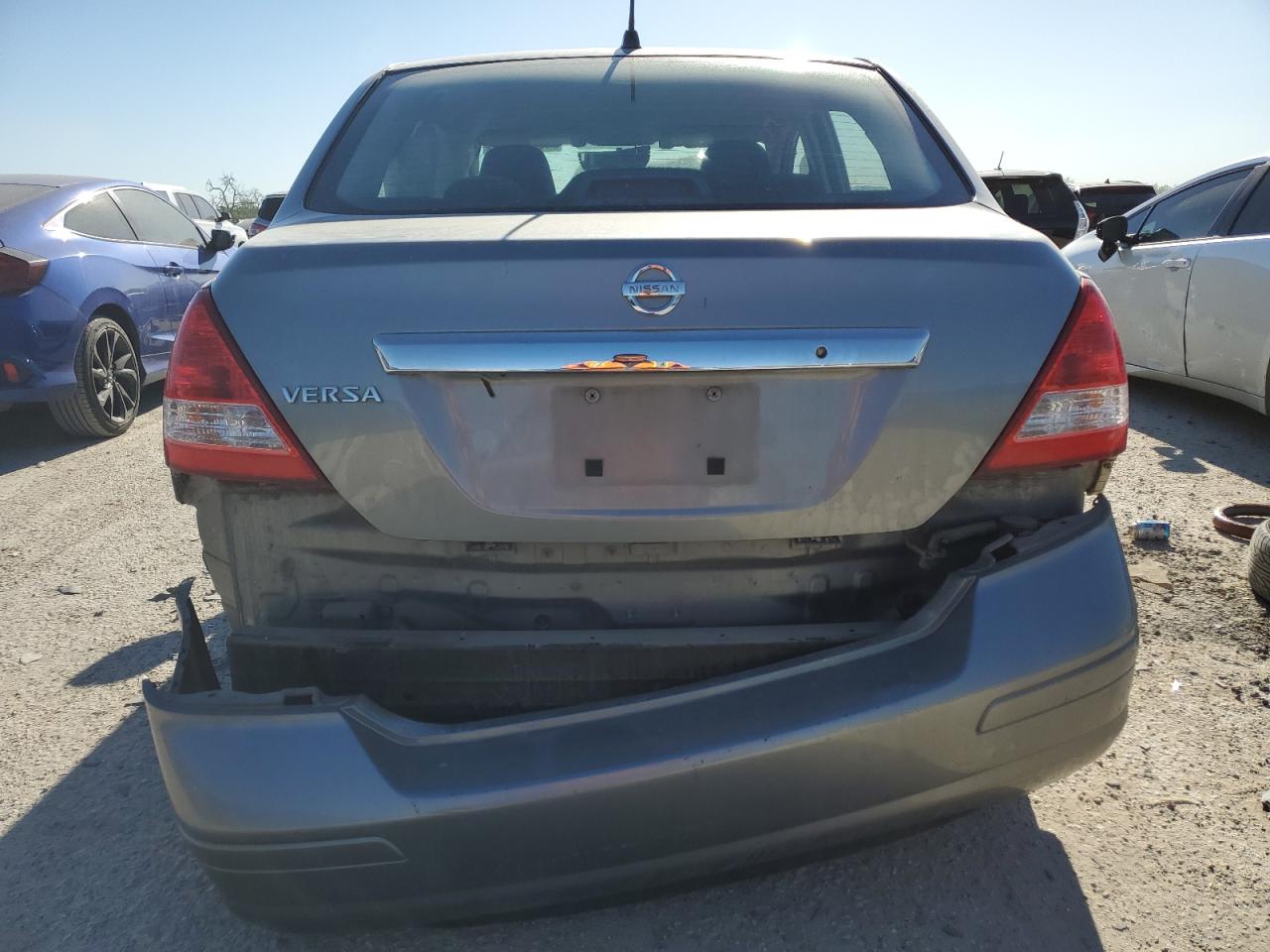 NISSAN VERSA 2010 — 7