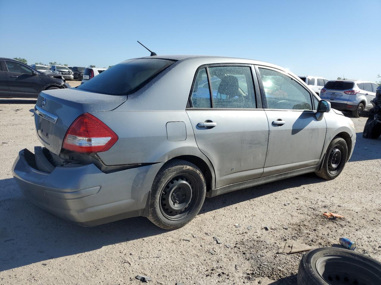 NISSAN VERSA 2010 — 4