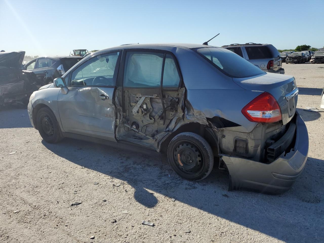NISSAN VERSA 2010 — 3
