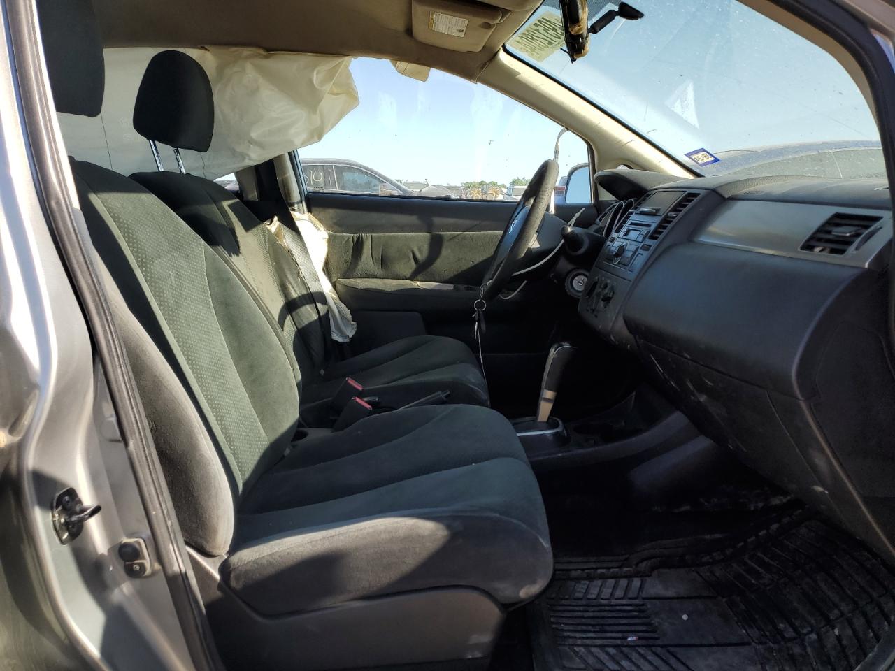NISSAN VERSA 2010 — 8