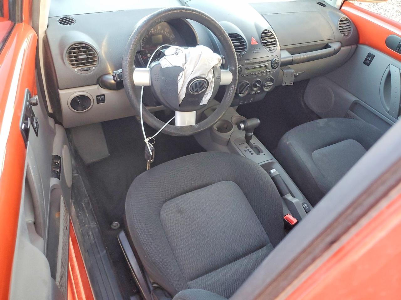 VOLKSWAGEN NEW BEETLE 2004 — 9