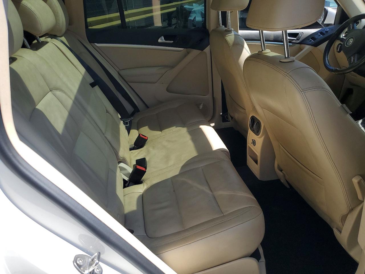 VOLKSWAGEN TIGUAN 2012 — 12