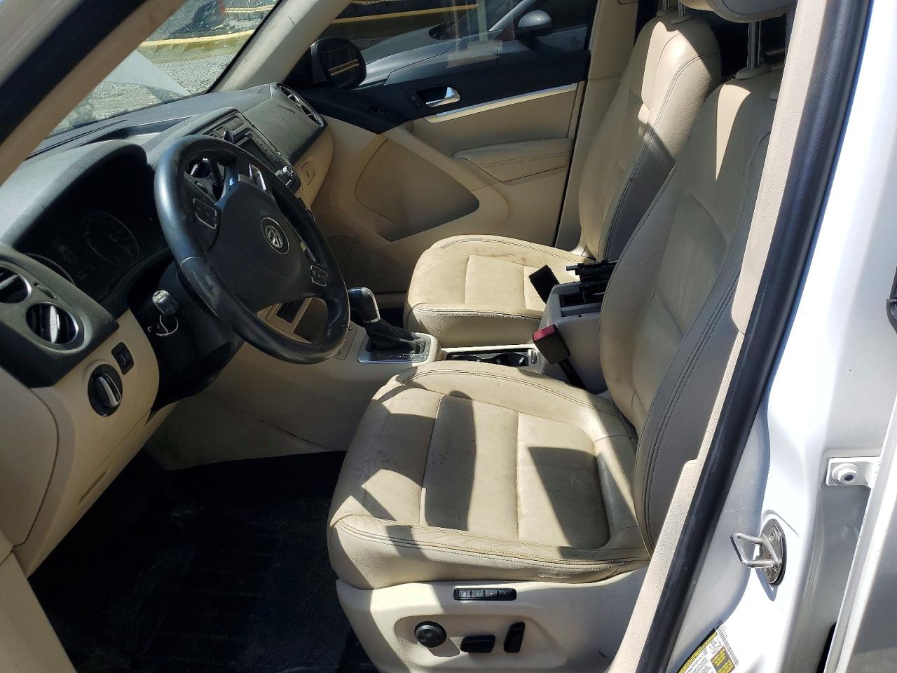 VOLKSWAGEN TIGUAN 2012 — 8