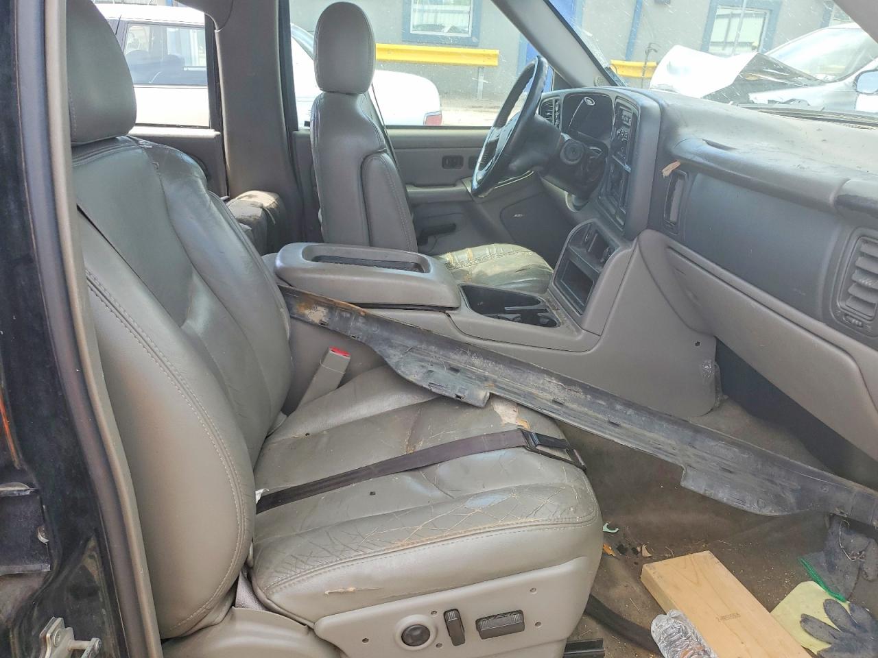 CHEVROLET SUBURBAN 2005 — 8