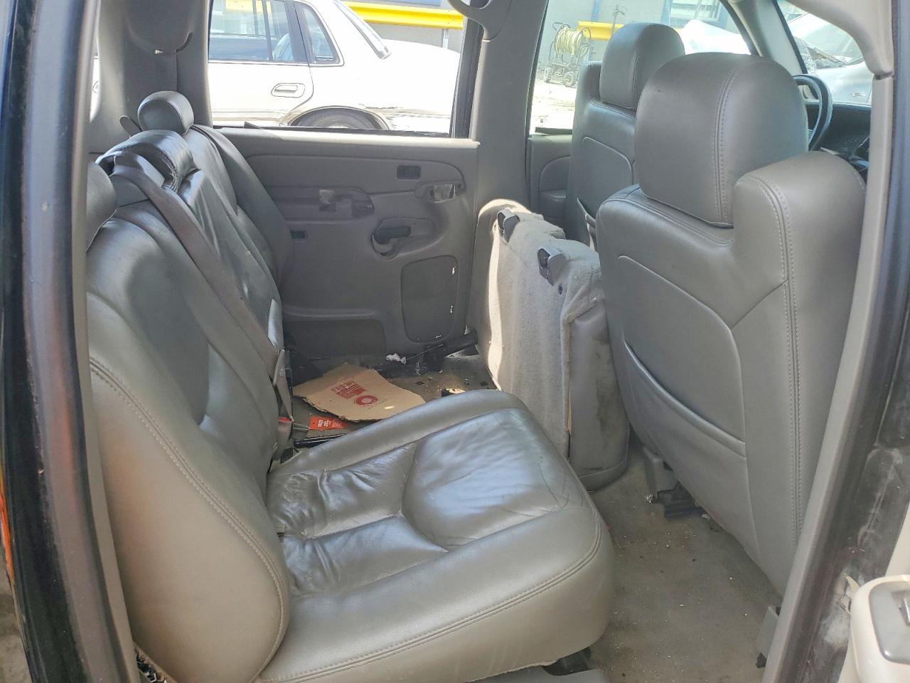 CHEVROLET SUBURBAN 2005 — 12