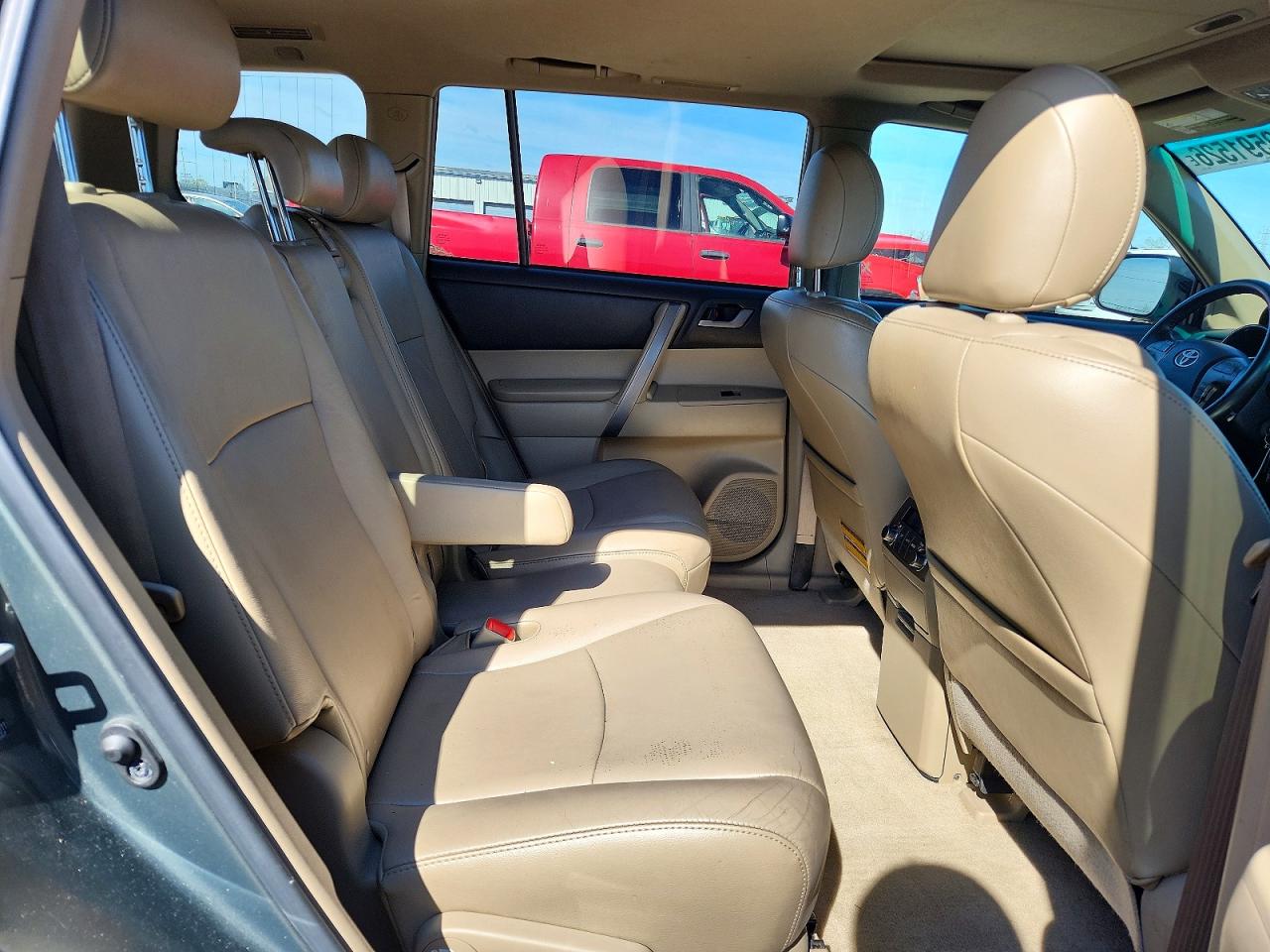 TOYOTA HIGHLANDER 2010 — 12