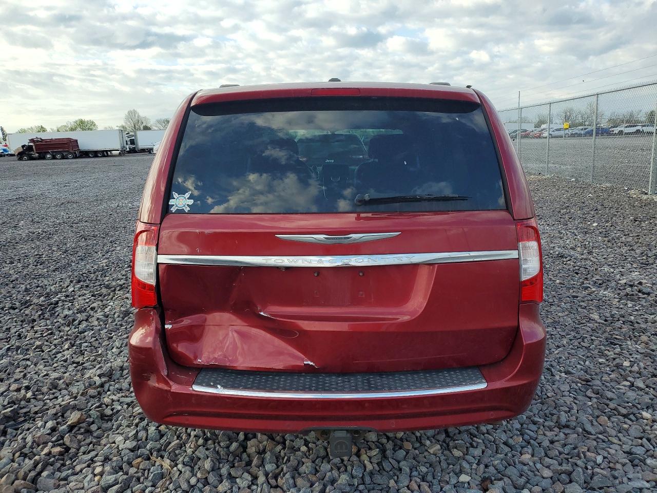 CHRYSLER TOWN & COUNTRY 2013 — 7