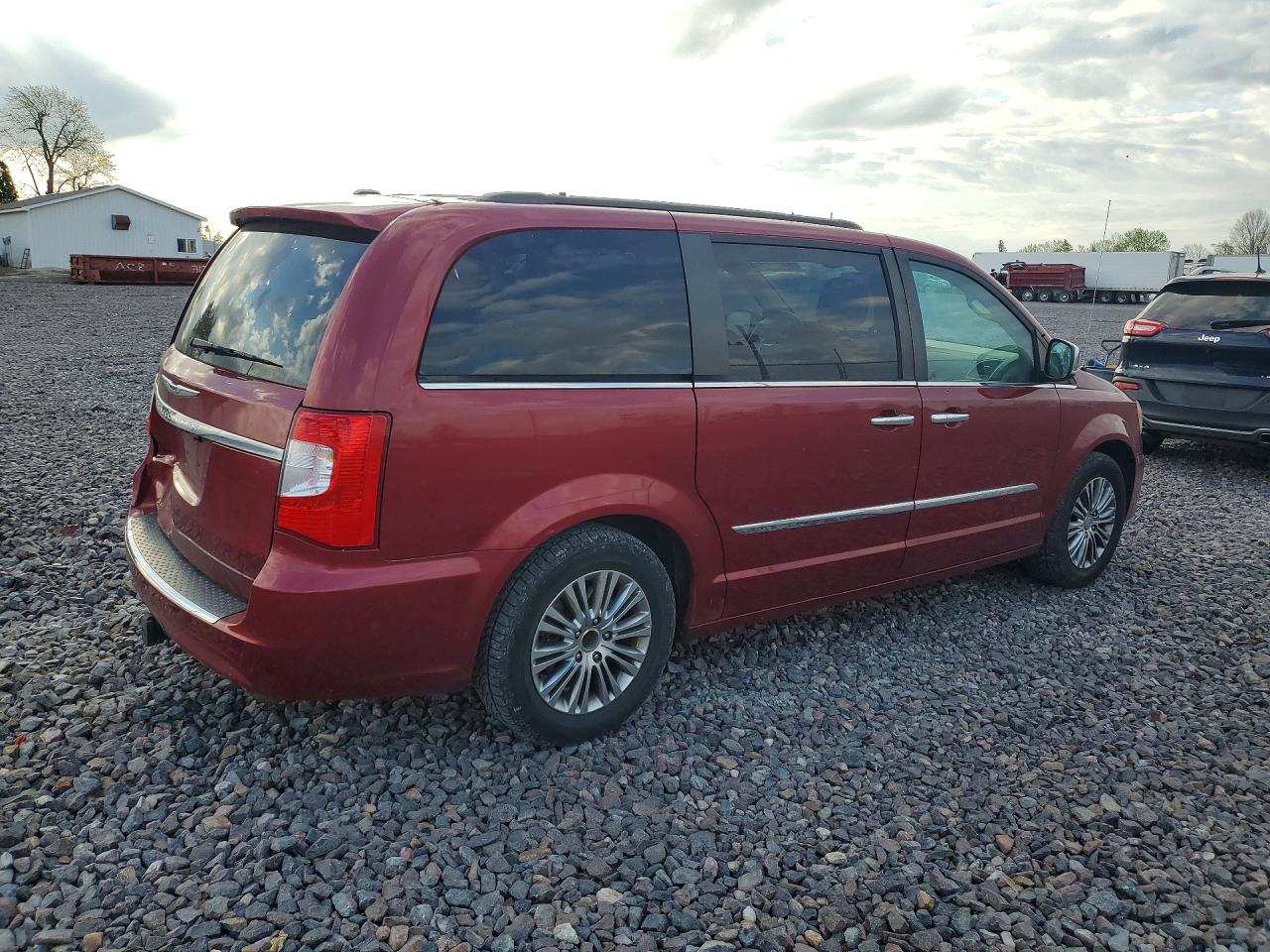 CHRYSLER TOWN & COUNTRY 2013 — 4