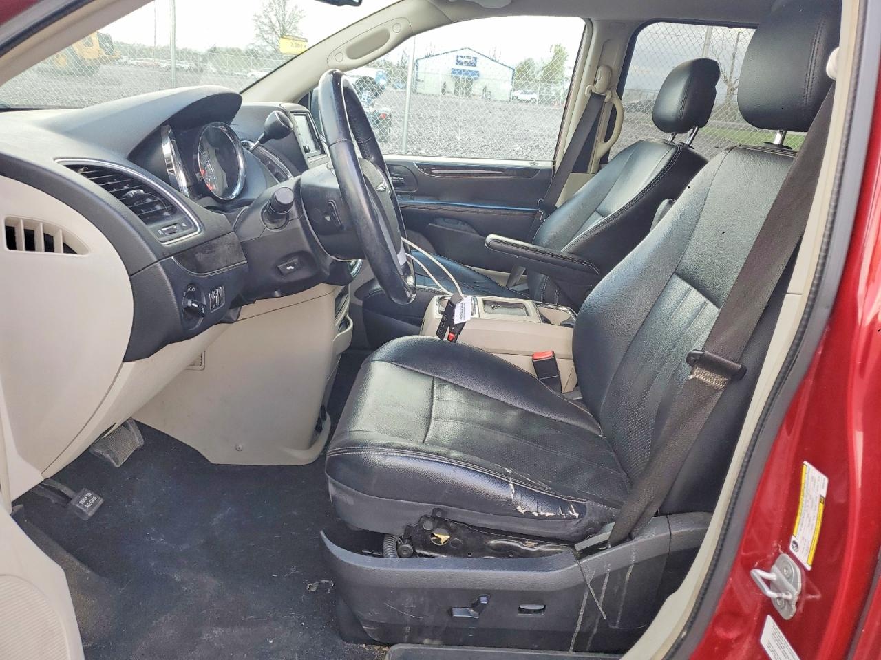 CHRYSLER TOWN & COUNTRY 2013 — 8