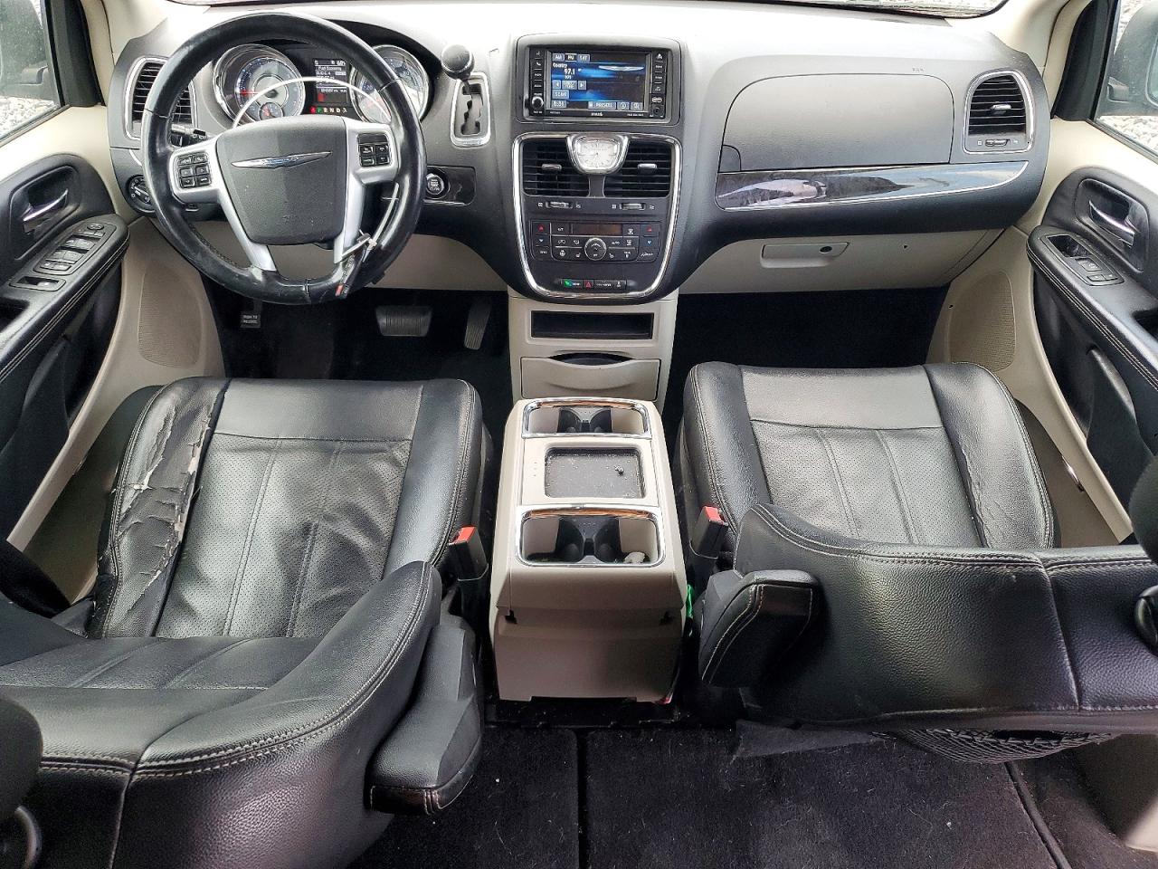 CHRYSLER TOWN & COUNTRY 2013 — 9