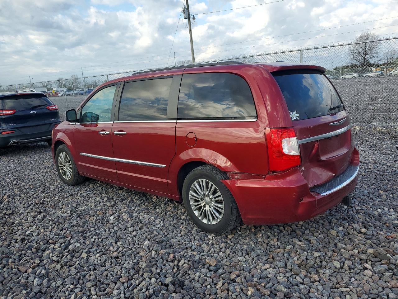 CHRYSLER TOWN & COUNTRY 2013 — 3