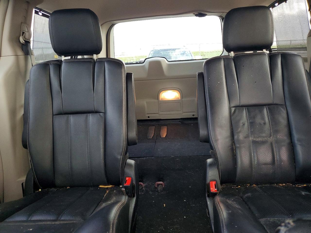 CHRYSLER TOWN & COUNTRY 2013 — 11