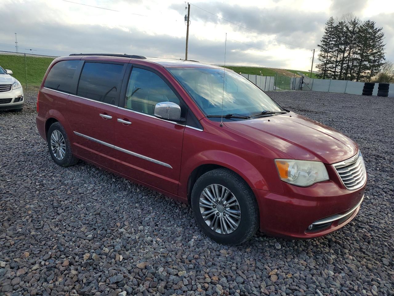 CHRYSLER TOWN & COUNTRY 2013 — 5
