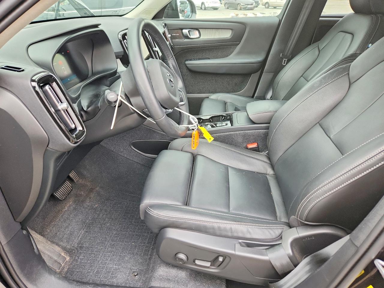 VOLVO XC40 2024 — 8