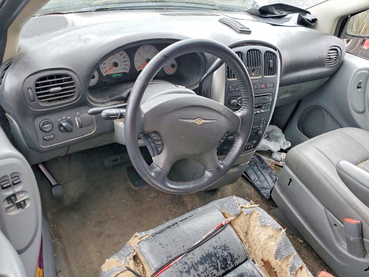 CHRYSLER TOWN & COUNTRY 2005 — 9