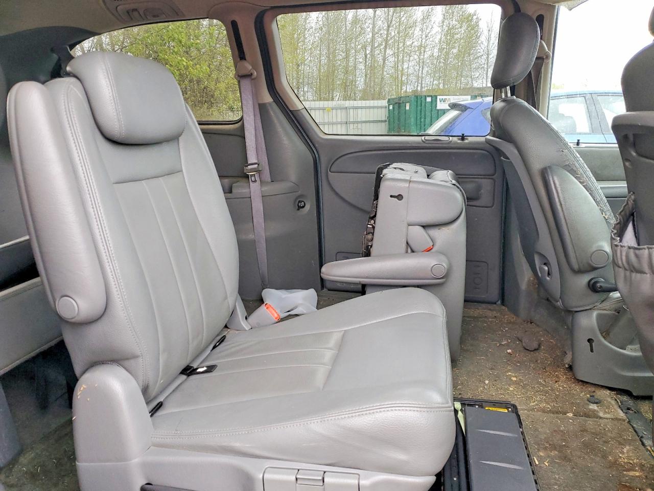 CHRYSLER TOWN & COUNTRY 2005 — 12