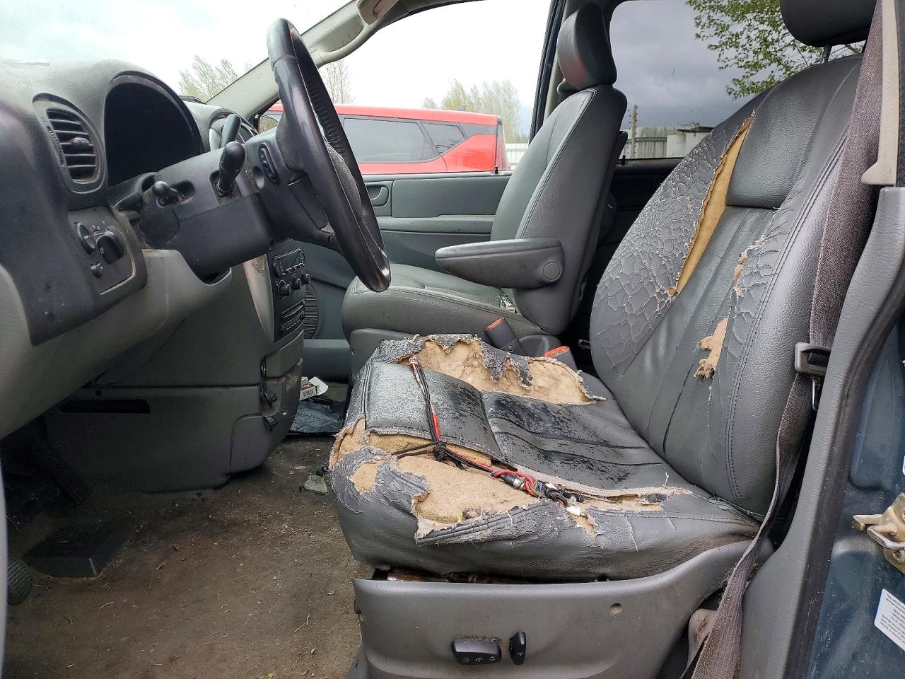 CHRYSLER TOWN & COUNTRY 2005 — 8