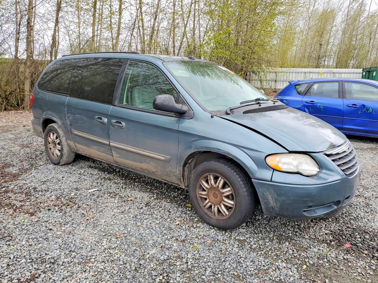 CHRYSLER TOWN & COUNTRY 2005 — 5