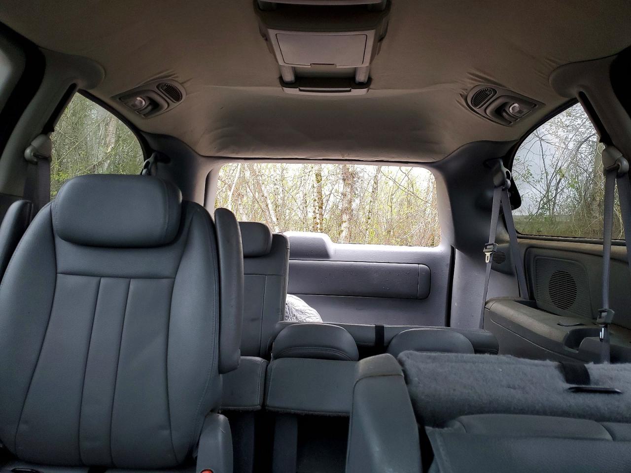 CHRYSLER TOWN & COUNTRY 2005 — 11