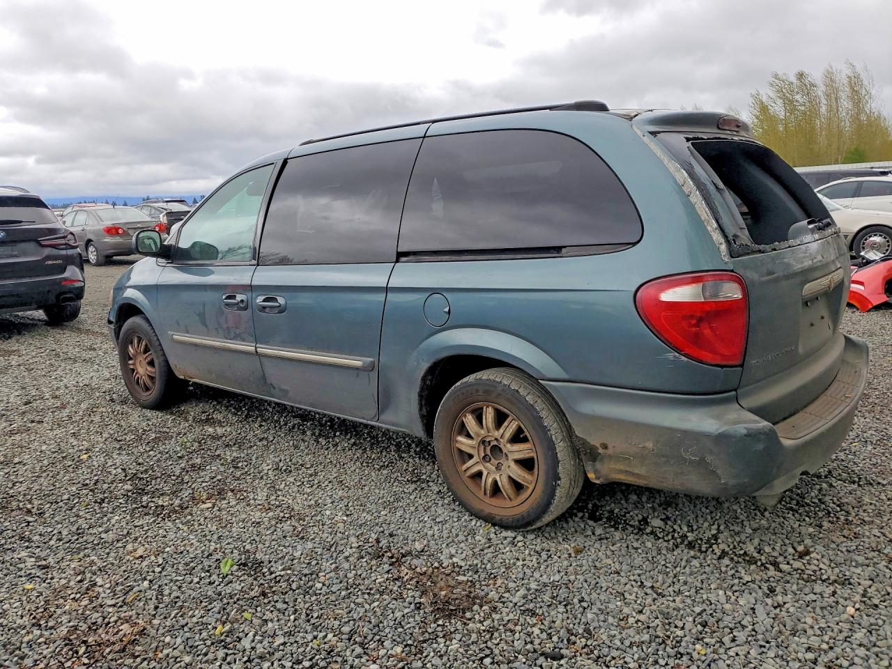 CHRYSLER TOWN & COUNTRY 2005 — 3