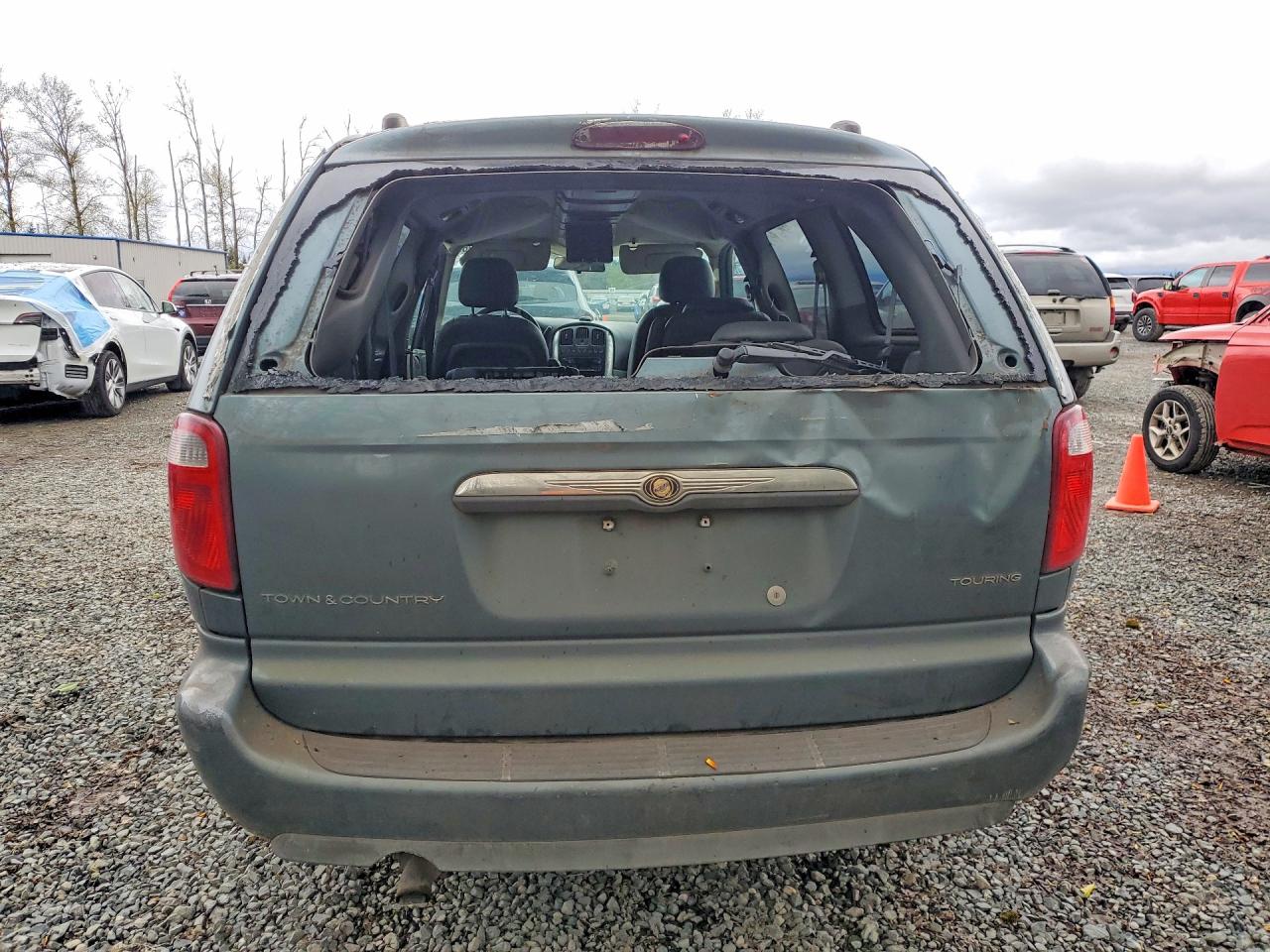 CHRYSLER TOWN & COUNTRY 2005 — 7