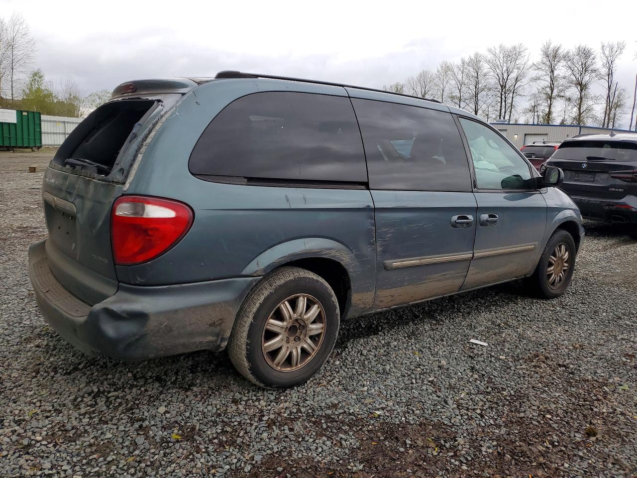 CHRYSLER TOWN & COUNTRY 2005 — 4