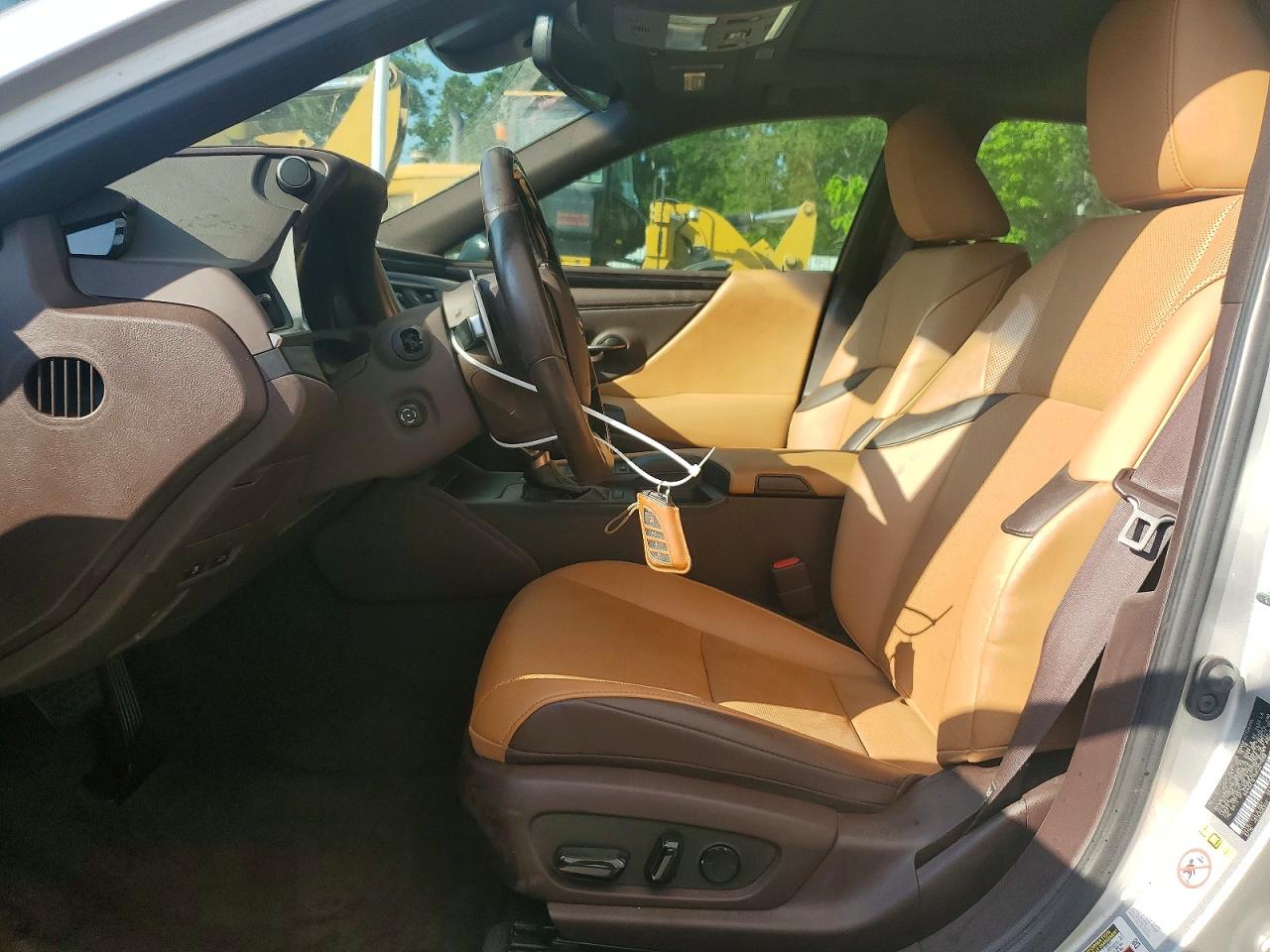 LEXUS ES 2019 — 8