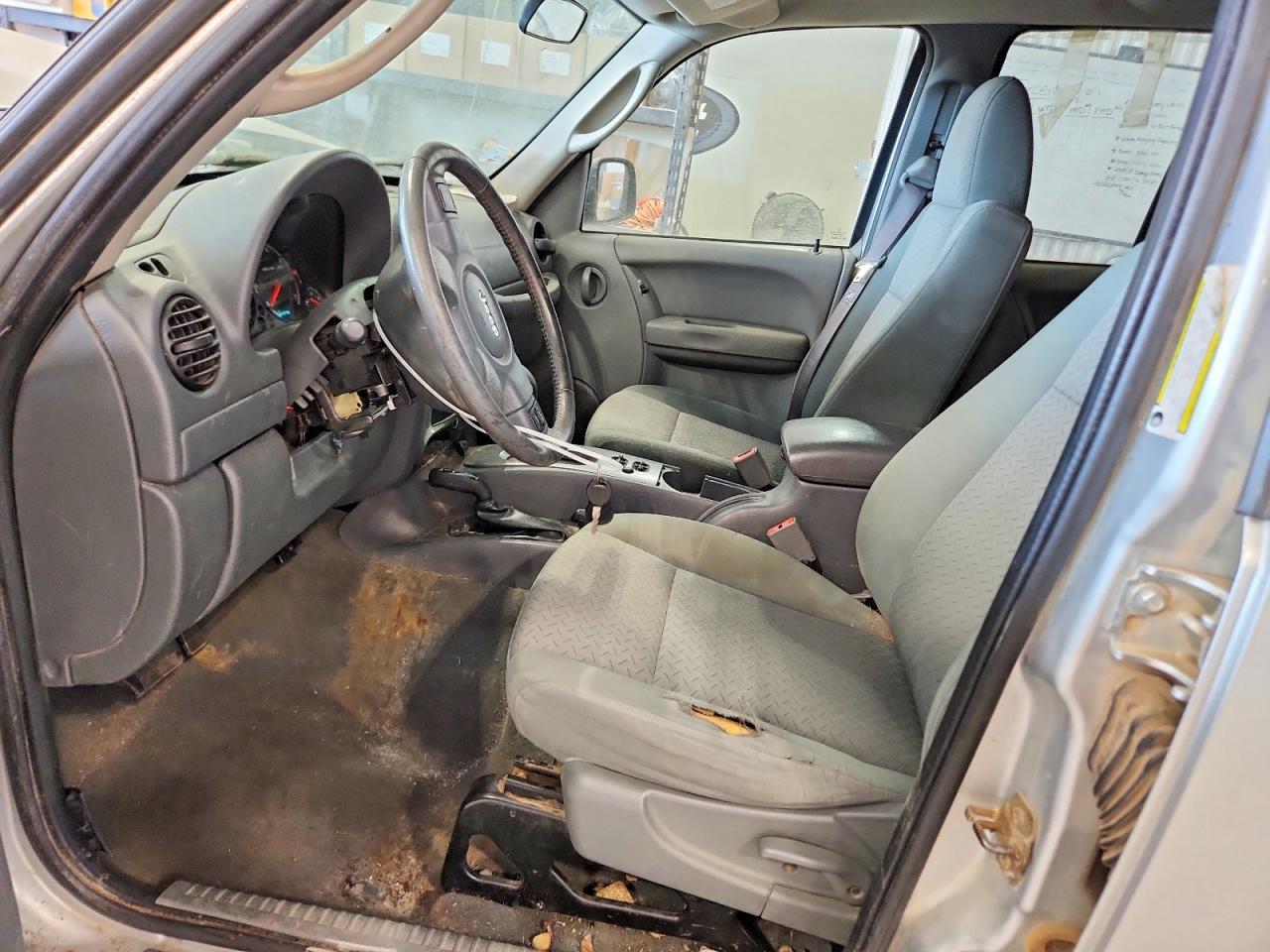 JEEP LIBERTY 2006 — 8