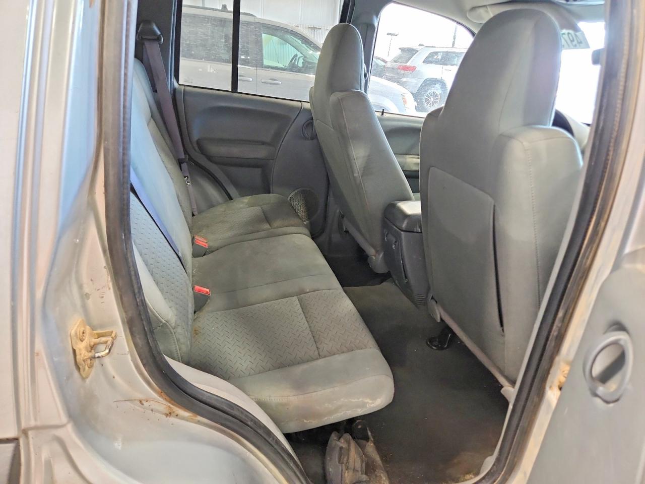 JEEP LIBERTY 2006 — 12