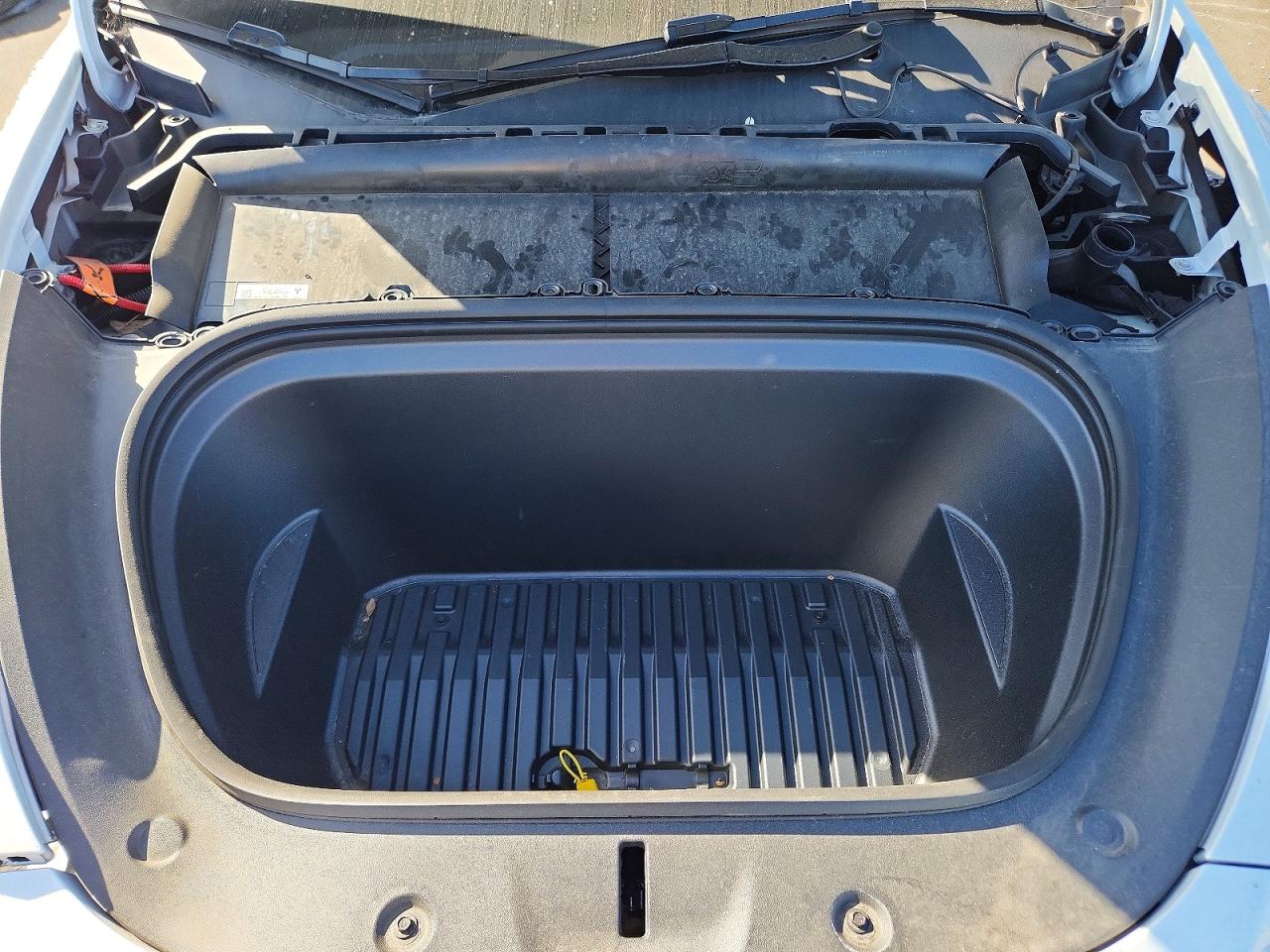 TESLA MODEL Y 2025 — 12