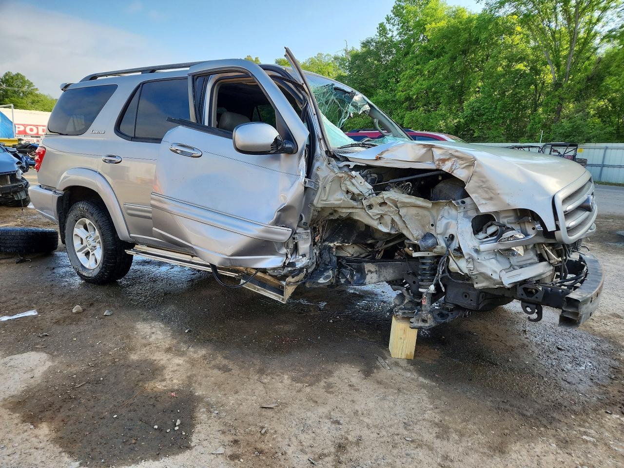TOYOTA SEQUOIA 2004 — 5