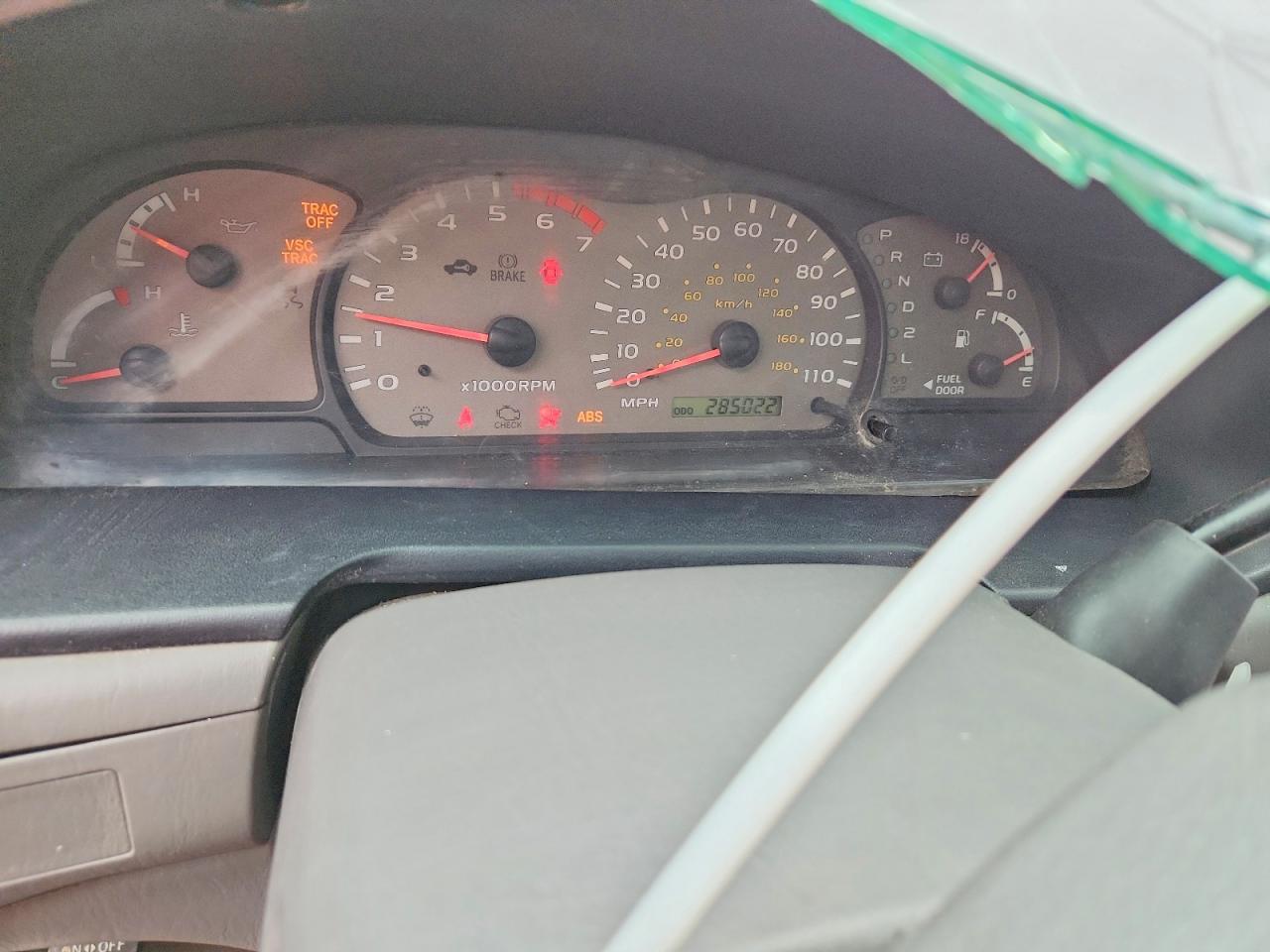 TOYOTA SEQUOIA 2004 — 10