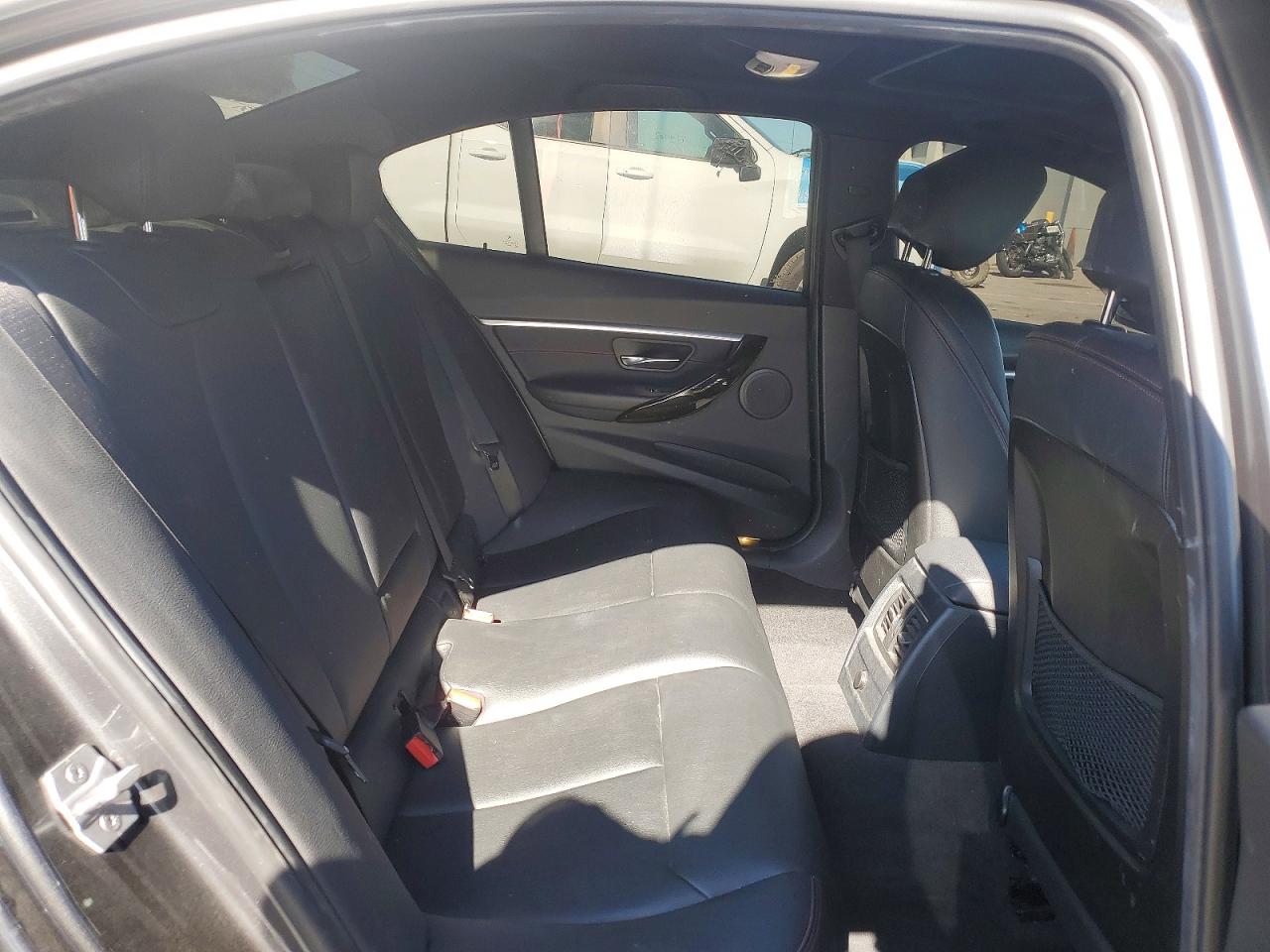 BMW 330 2018 — 11