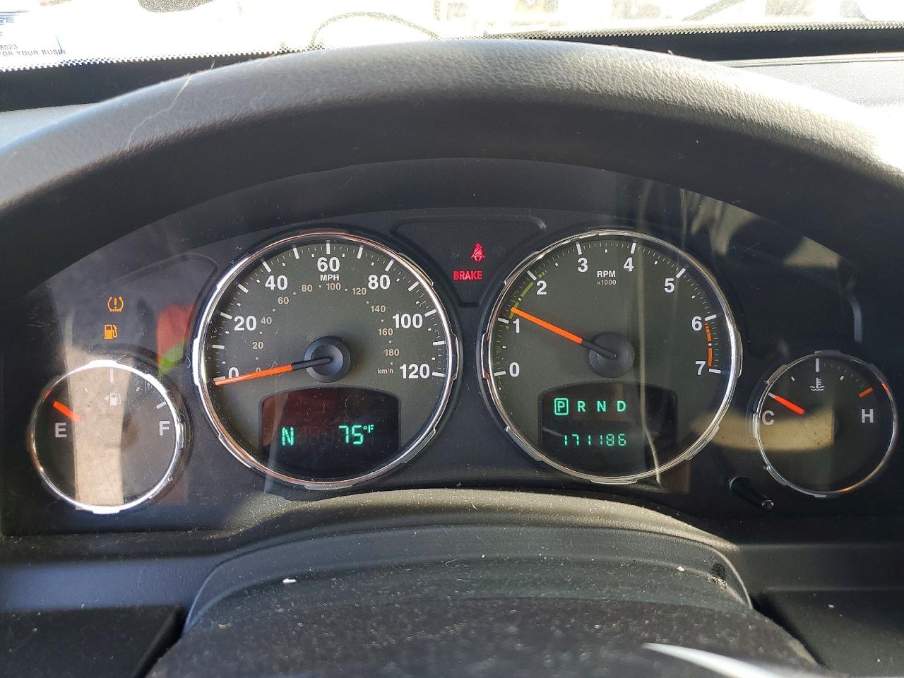 JEEP LIBERTY 2011 — 10