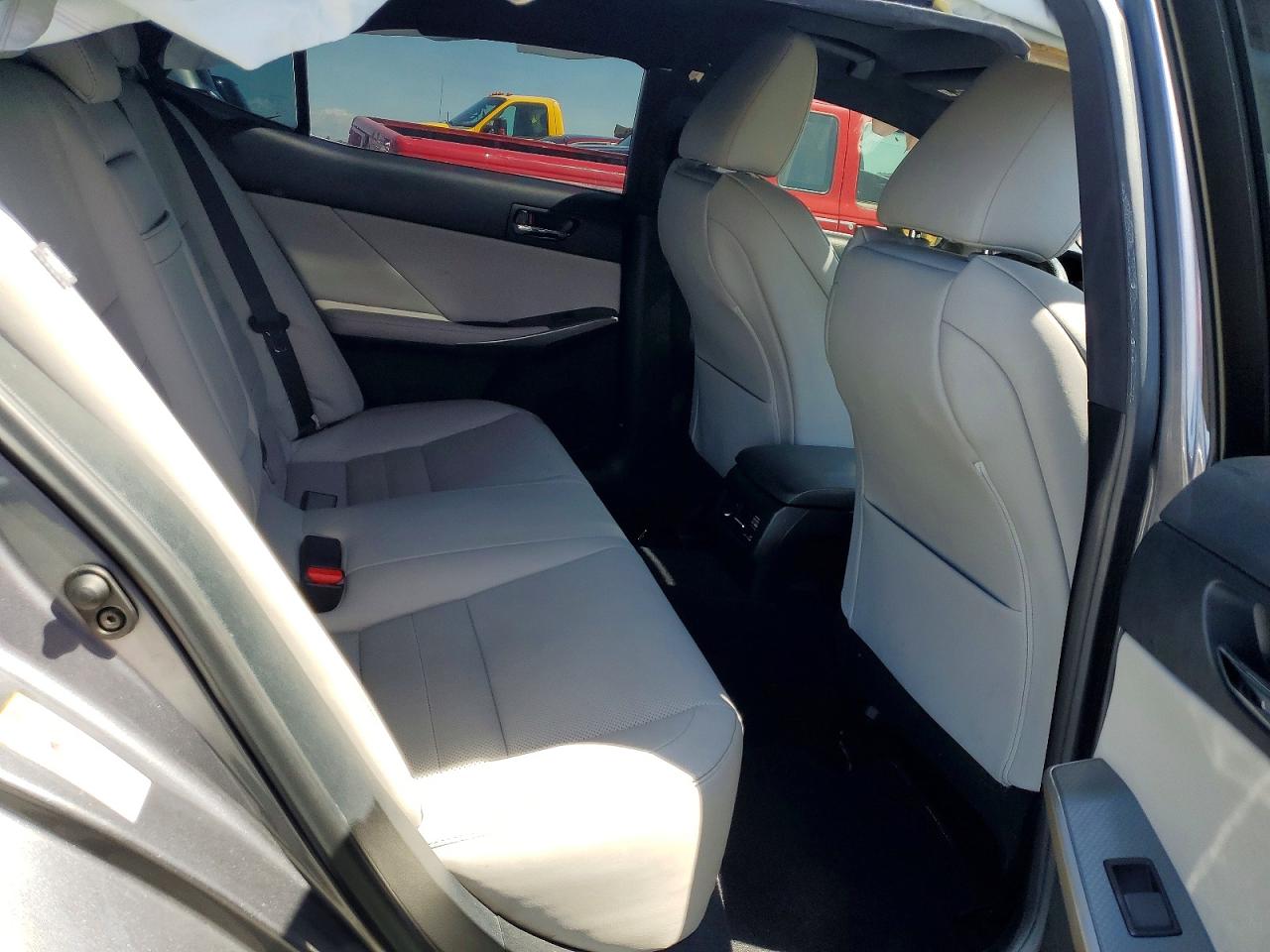 LEXUS IS 2016 — 11