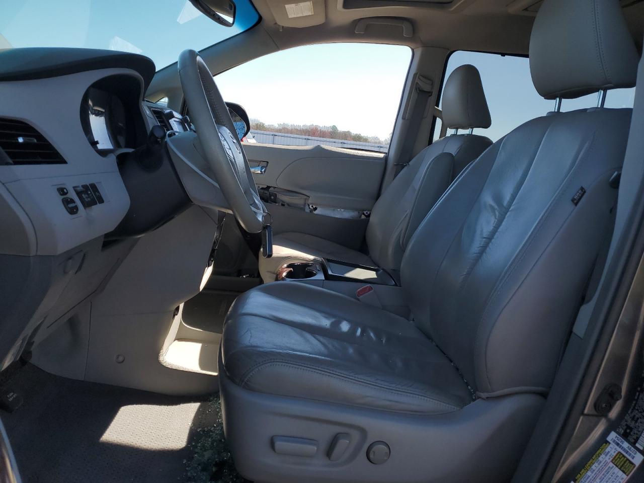 TOYOTA SIENNA 2011 — 8