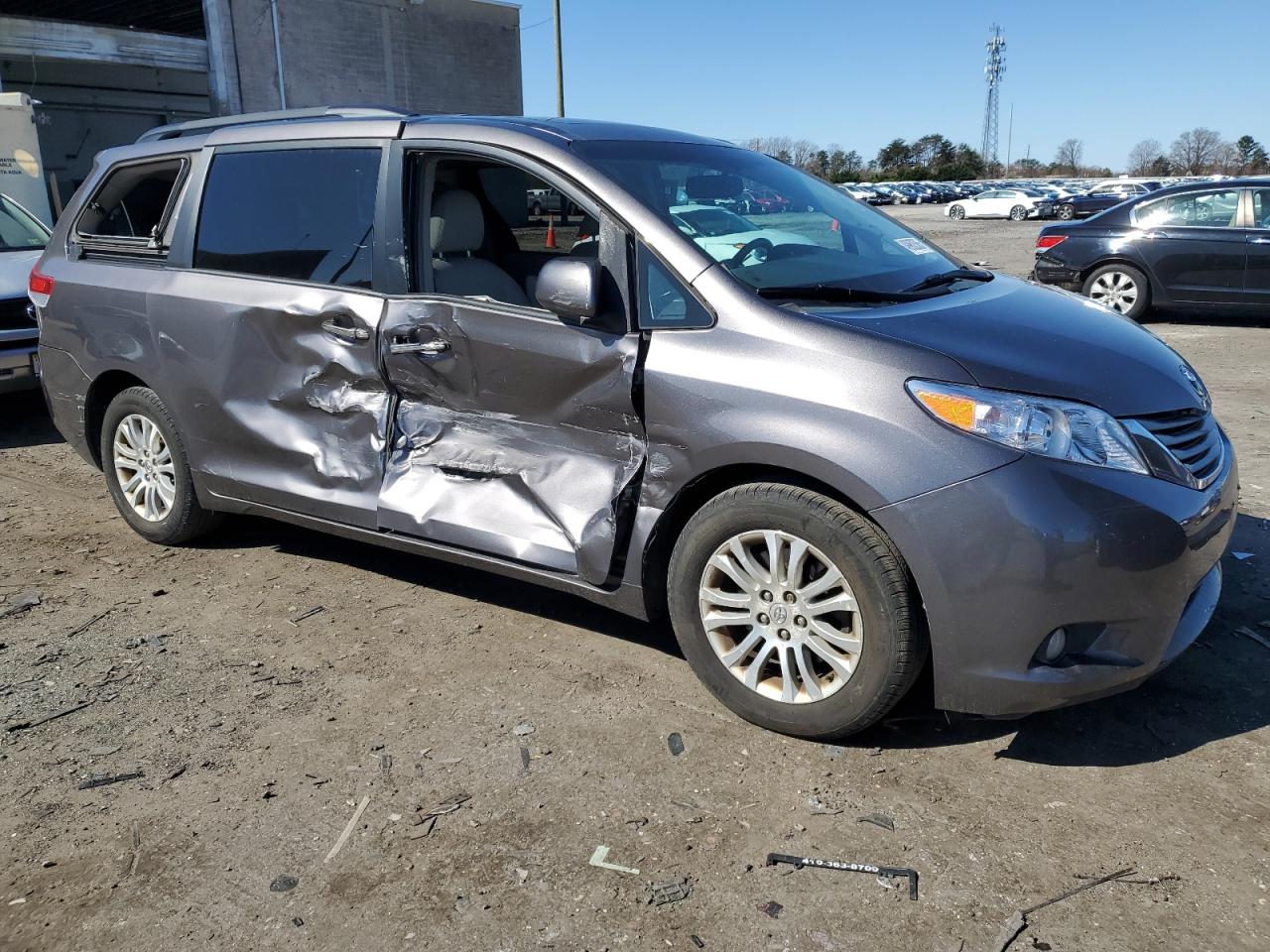 2011 TOYOTA SIENNA XLE