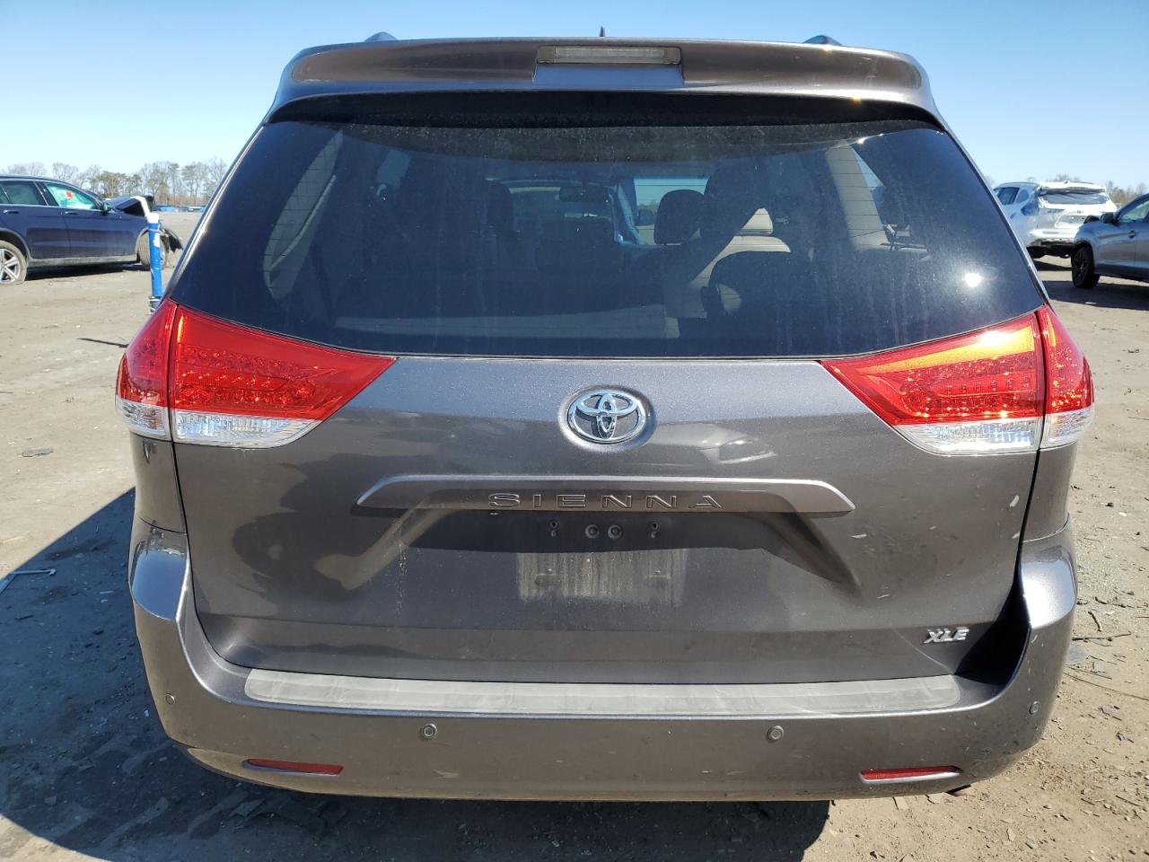 TOYOTA SIENNA 2011 — 7