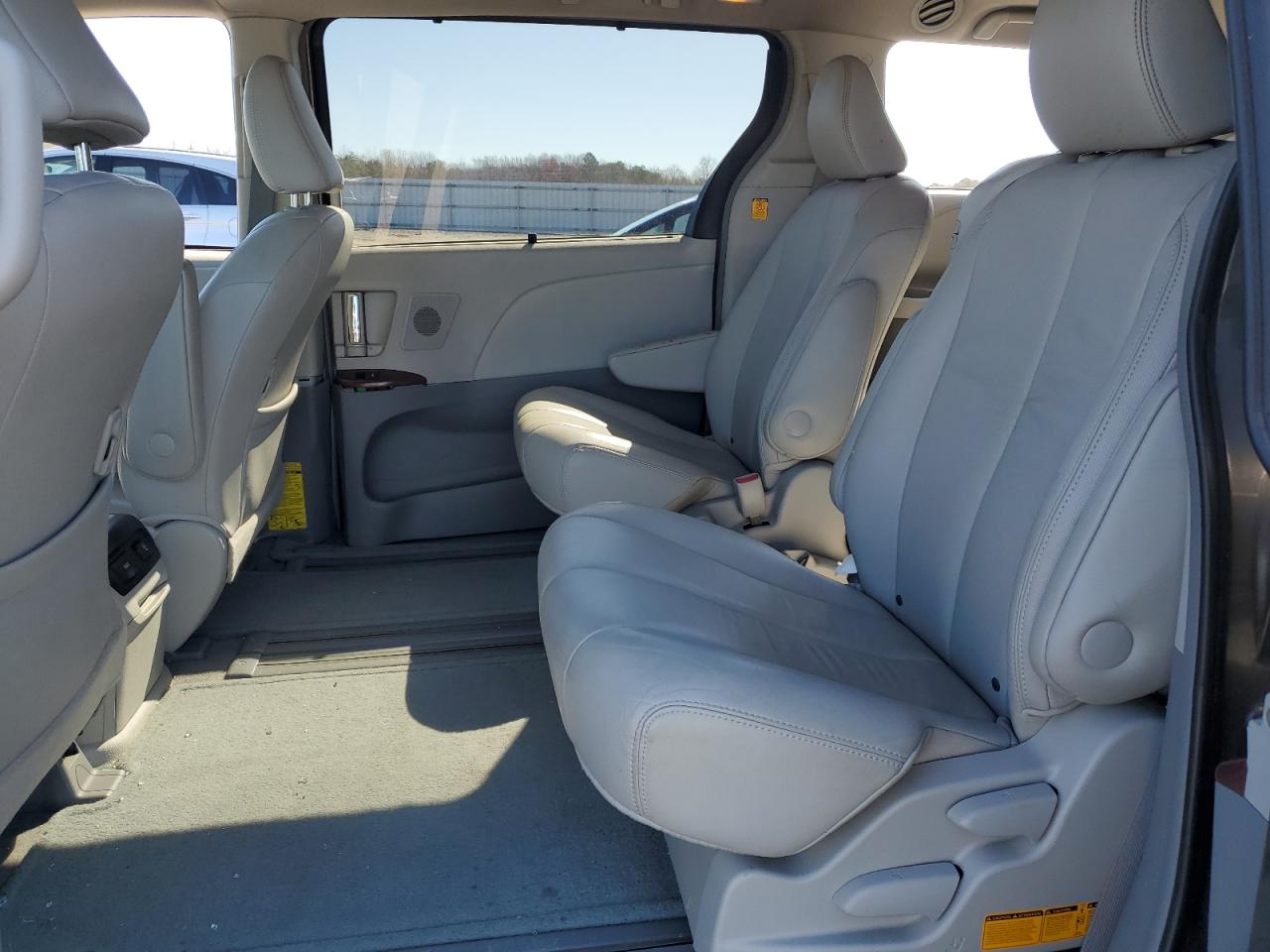 TOYOTA SIENNA 2011 — 12