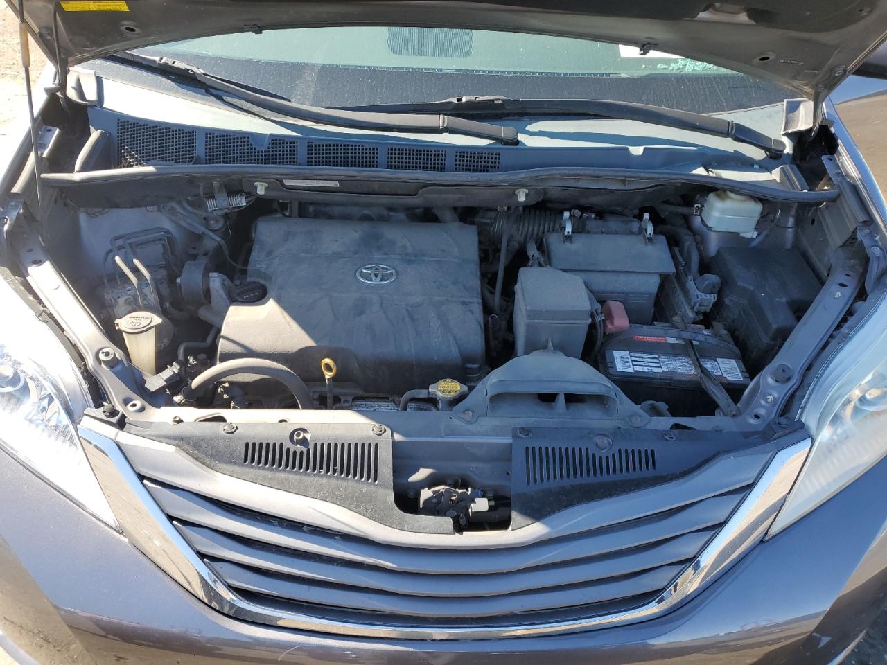 TOYOTA SIENNA 2011 — 13