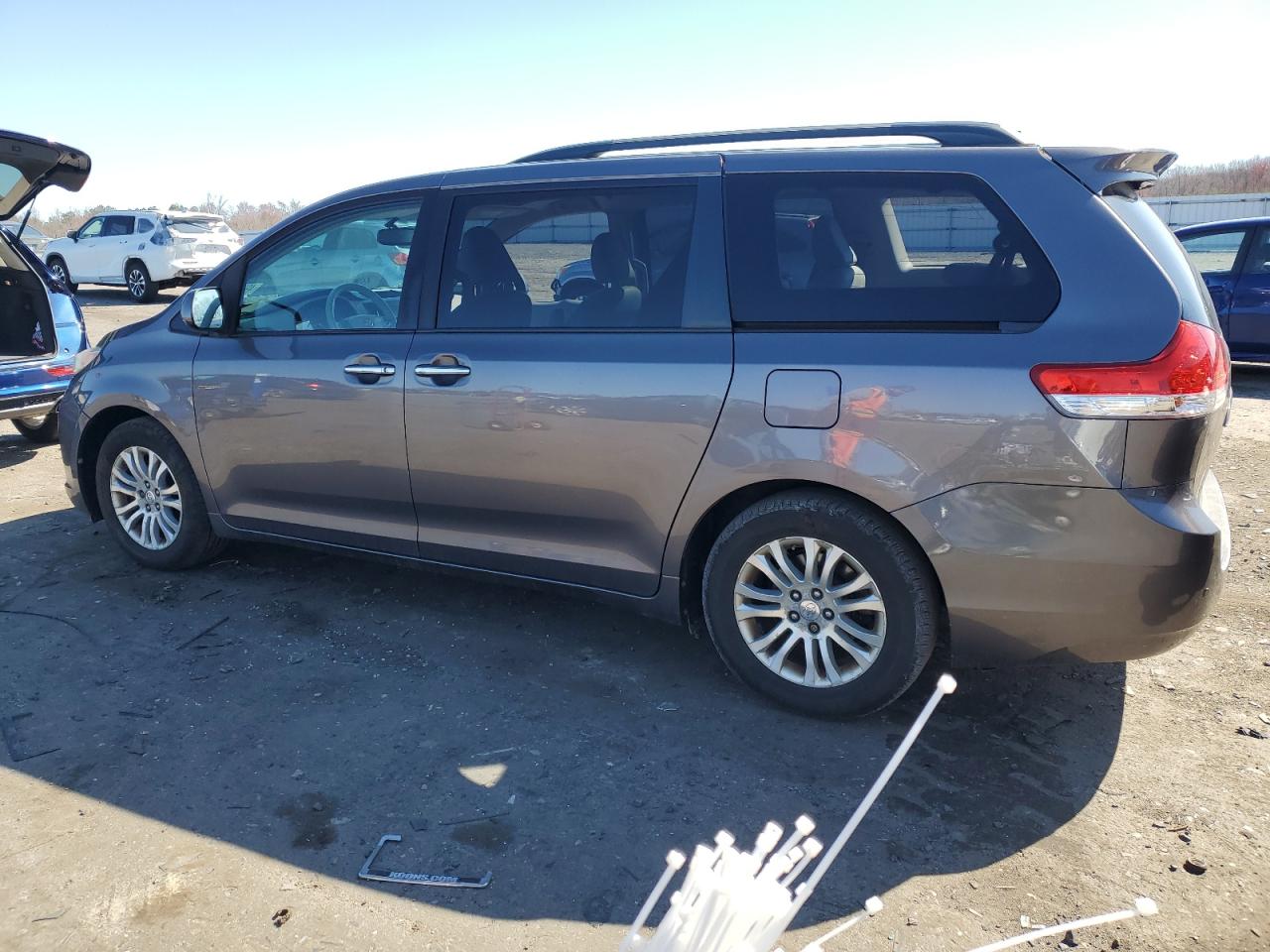TOYOTA SIENNA 2011 — 3