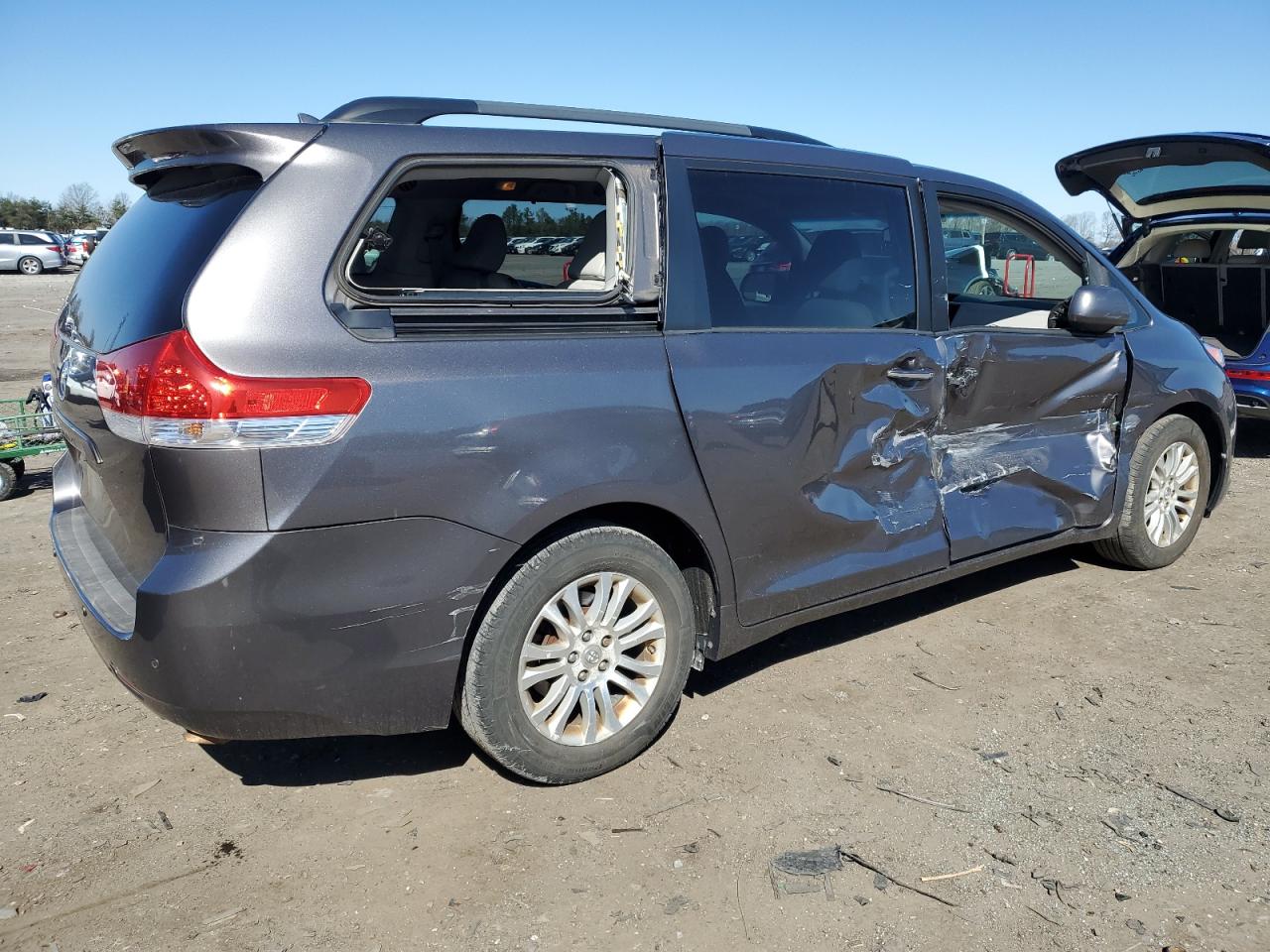 TOYOTA SIENNA 2011 — 4